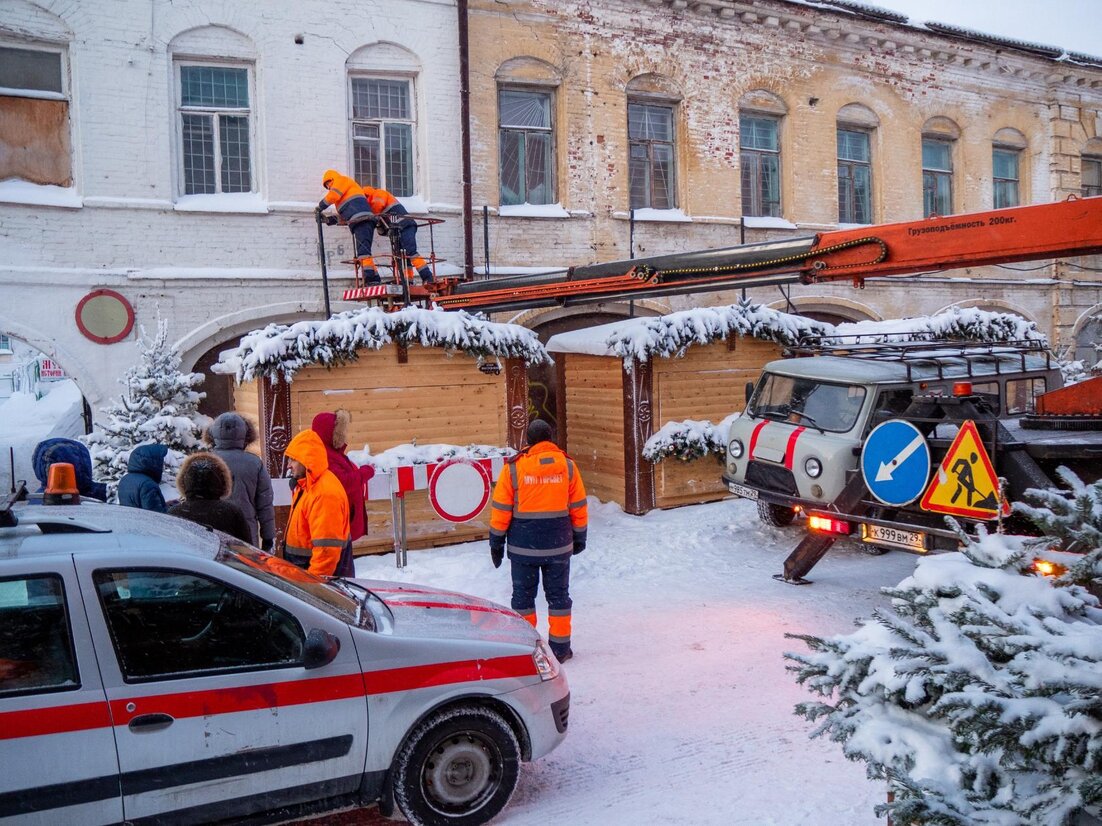 Будут ли перед новым годом. Банковский переулок Архангельск. Банковский переулок Архангельск новый год. Перед новым годом. Новогодний переулок.